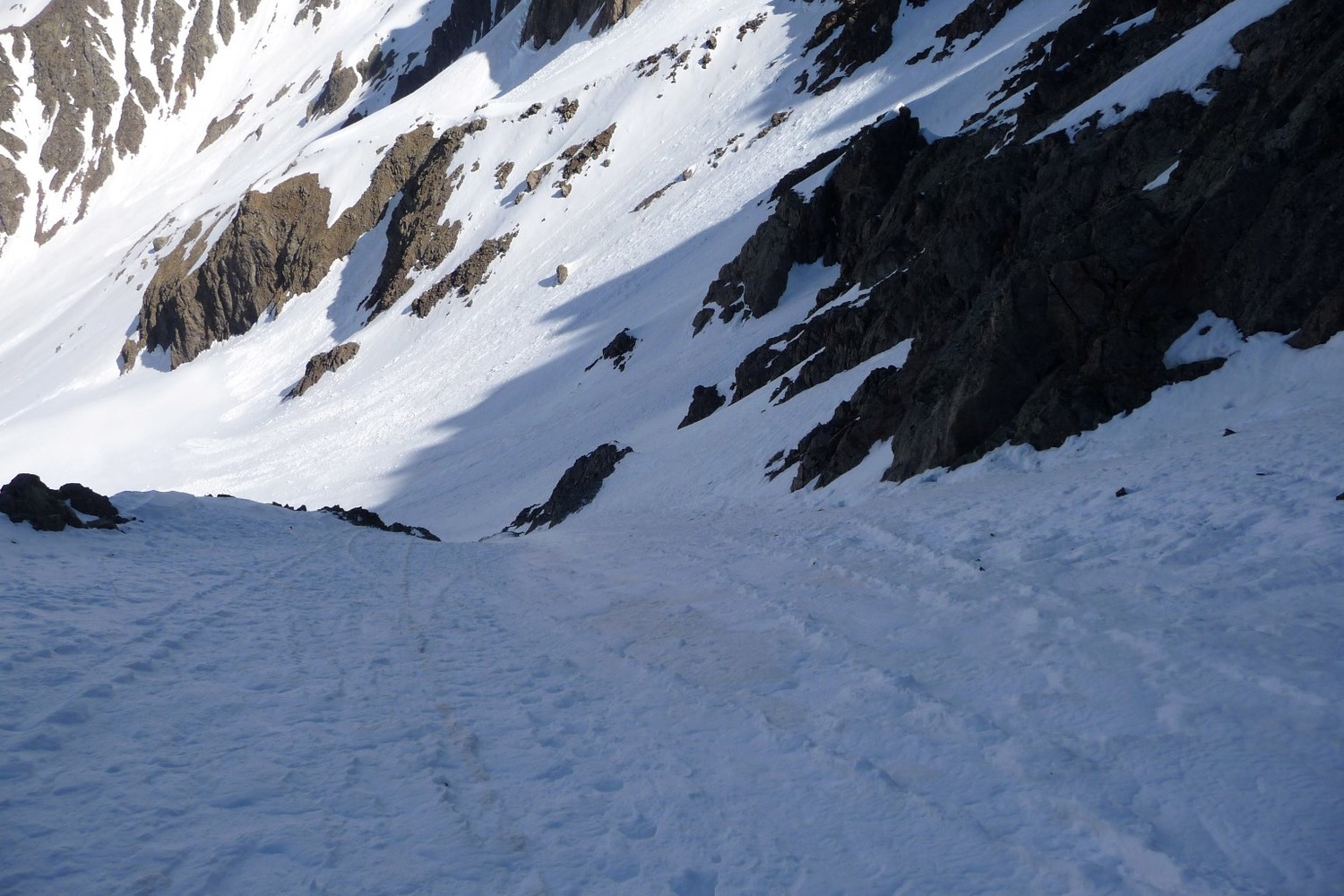 Au dessus de l'étroiture. La neige change. Cela devient plus délicat.