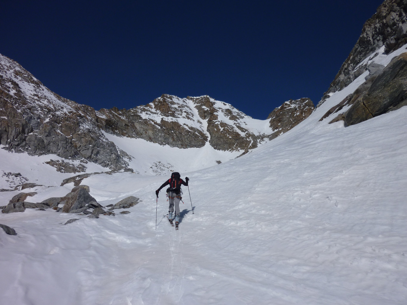 le col de Valnontey au fond, partiellement déneigé (versant SE)