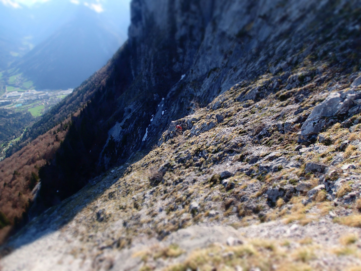le chemin de descente est en bas à gauche de l'image