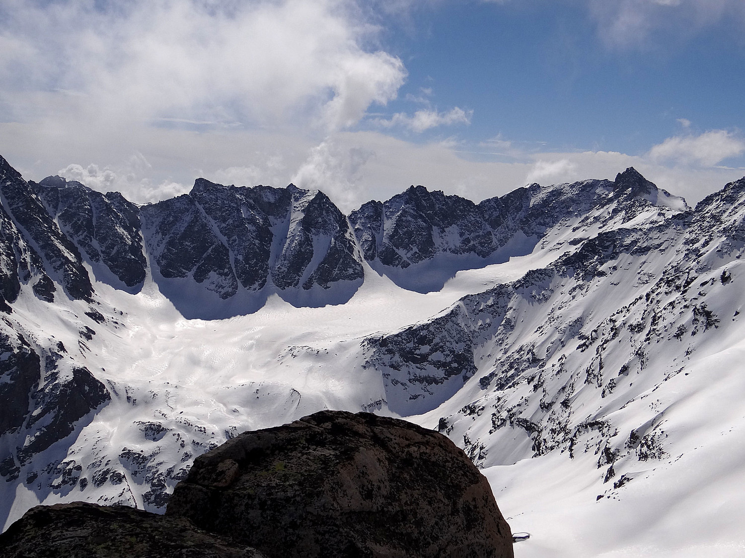 Les cimes Valeille et la pointe Ondezana à droite