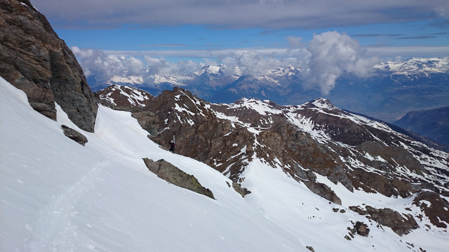 Gus se cache avec la pointe de la Rosette derrière