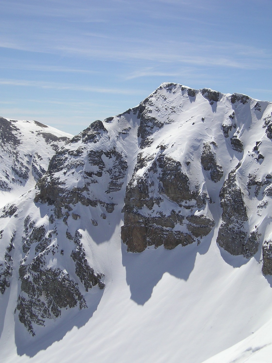 Tour d'eyne + couloir N, à gauche de la photo, depuis la crête menant au cambre d'aze