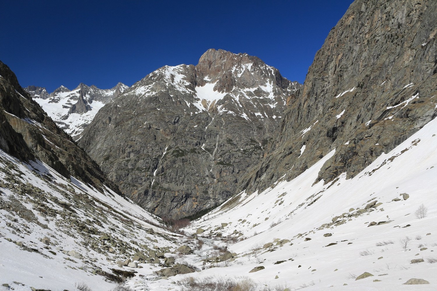 La partie inférieure du vallon des Etages, encore bien enneigée