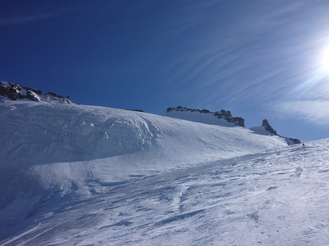 méfiance dans la partie soutenue entre le dos d'Âne et le sommet, en béton / partiellement en glace