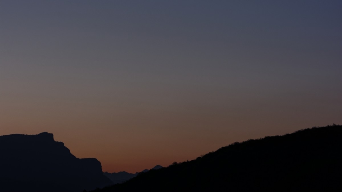 L'aube sur la Montagne d'Âge et le Pertuis