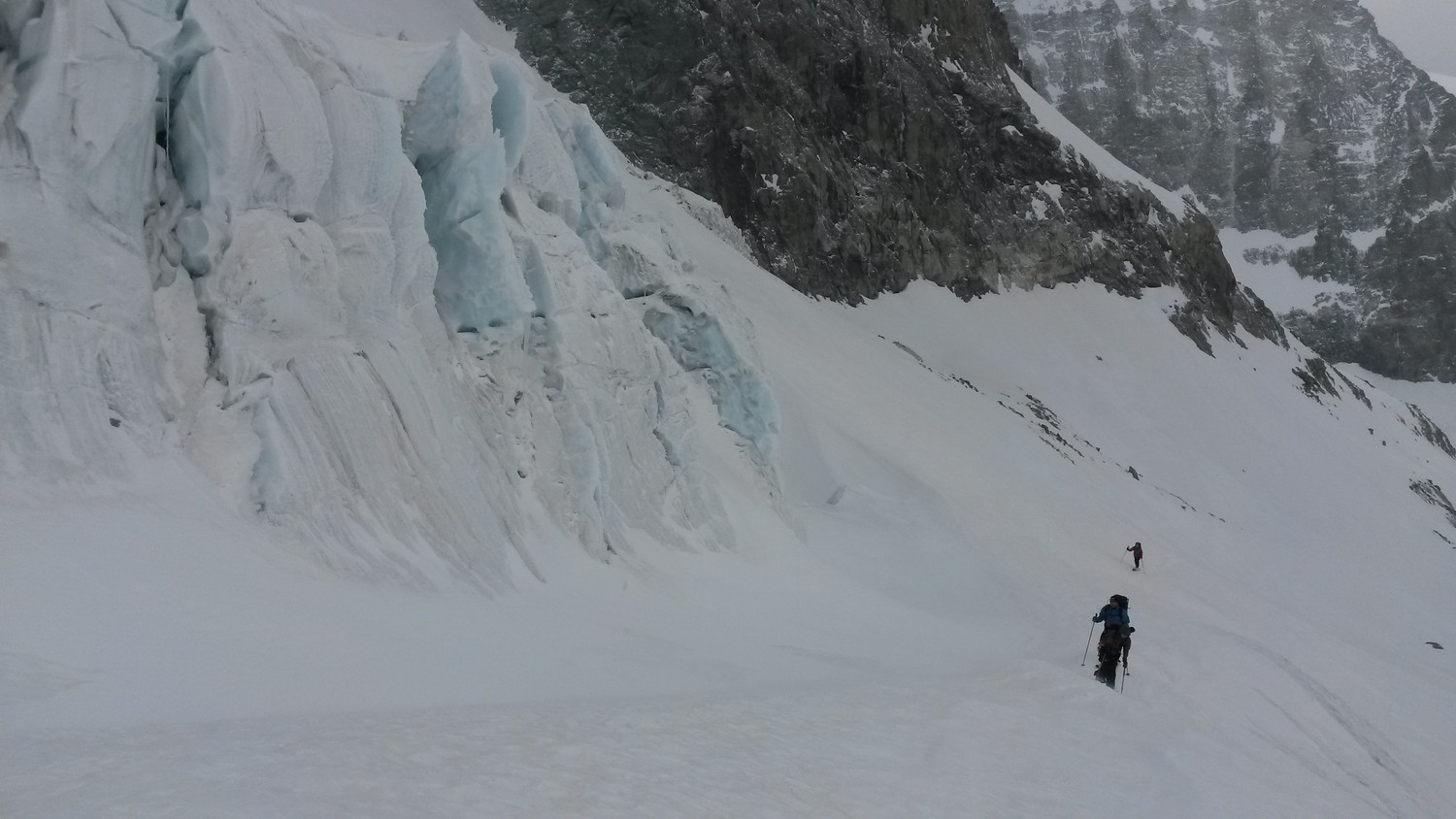 Passage d'une zone de crevasses du glacier de la Serpentine