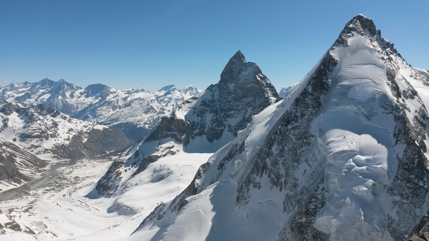 Cervin et la Dent d'Herens depuis le sommet de la Tete de Valpelline