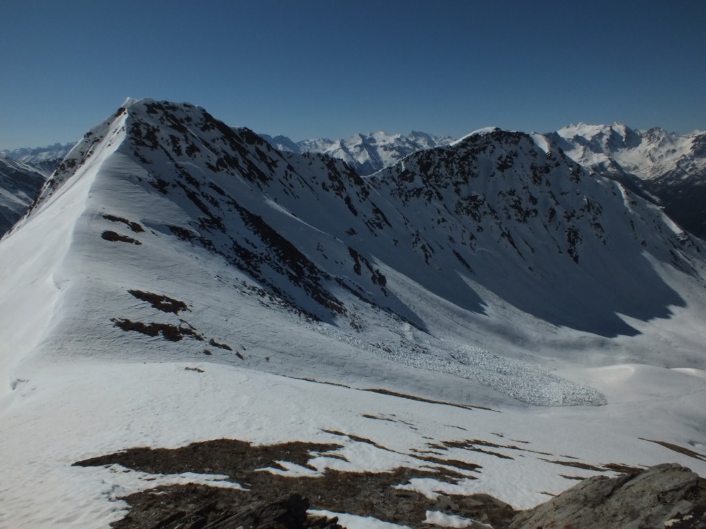 Tête des Fra, la coulée du col recouvrant de nombreuses traces, le versant N de la Tête Fetita est pas mal ravagée