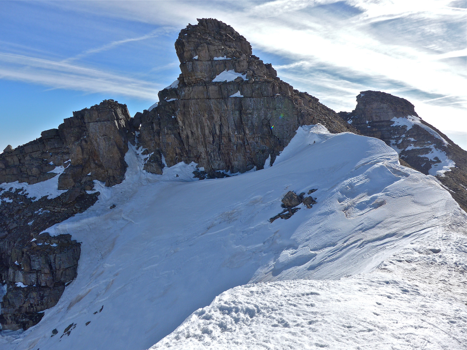 J'arrive près du Gendarme coté 1903m, il y a d'anciennes traces dans le couloir et la Cime de la Cote de l'Ane apparaît à droite.