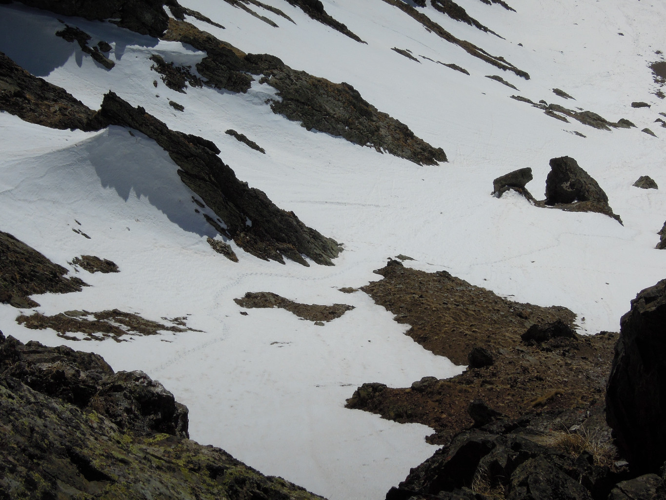 Vue plongeante sur le couloir et la trace de montée