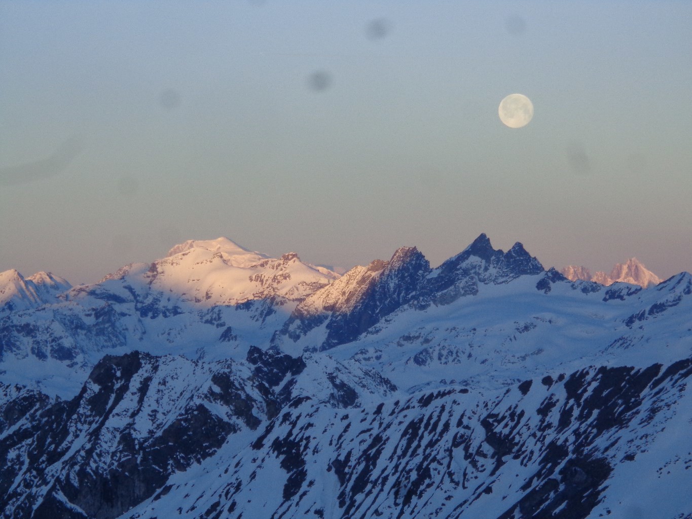 Et coucher de lune alors que le soleil se lève