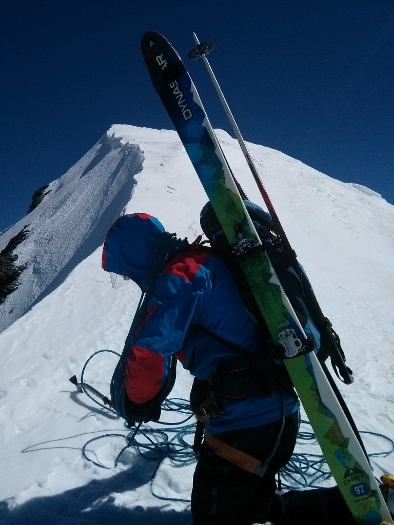 rangement de corde à genoux, difficile de tenir debout à cause du vent diffici