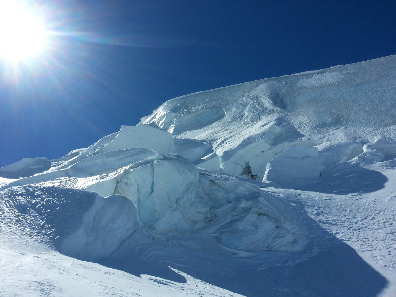 Passage au milieu des séracs avant d'arriver à la cabane
