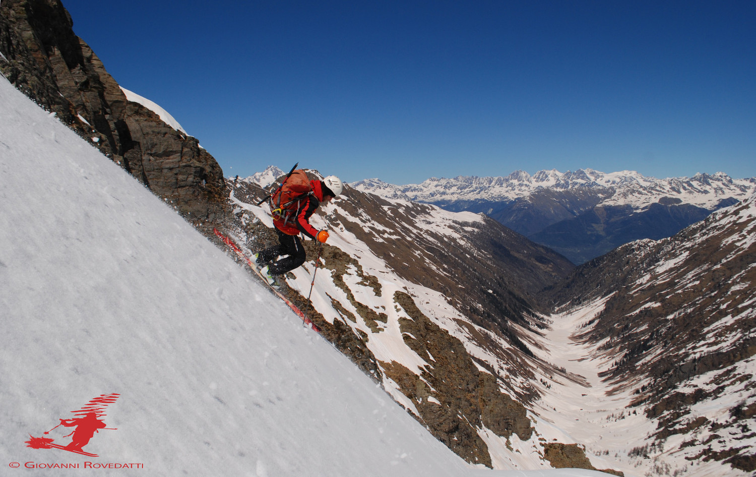 Roby durante la discesa dal Monte Aga vista sulla Val d'Ambria e sul gruppo del Bernina