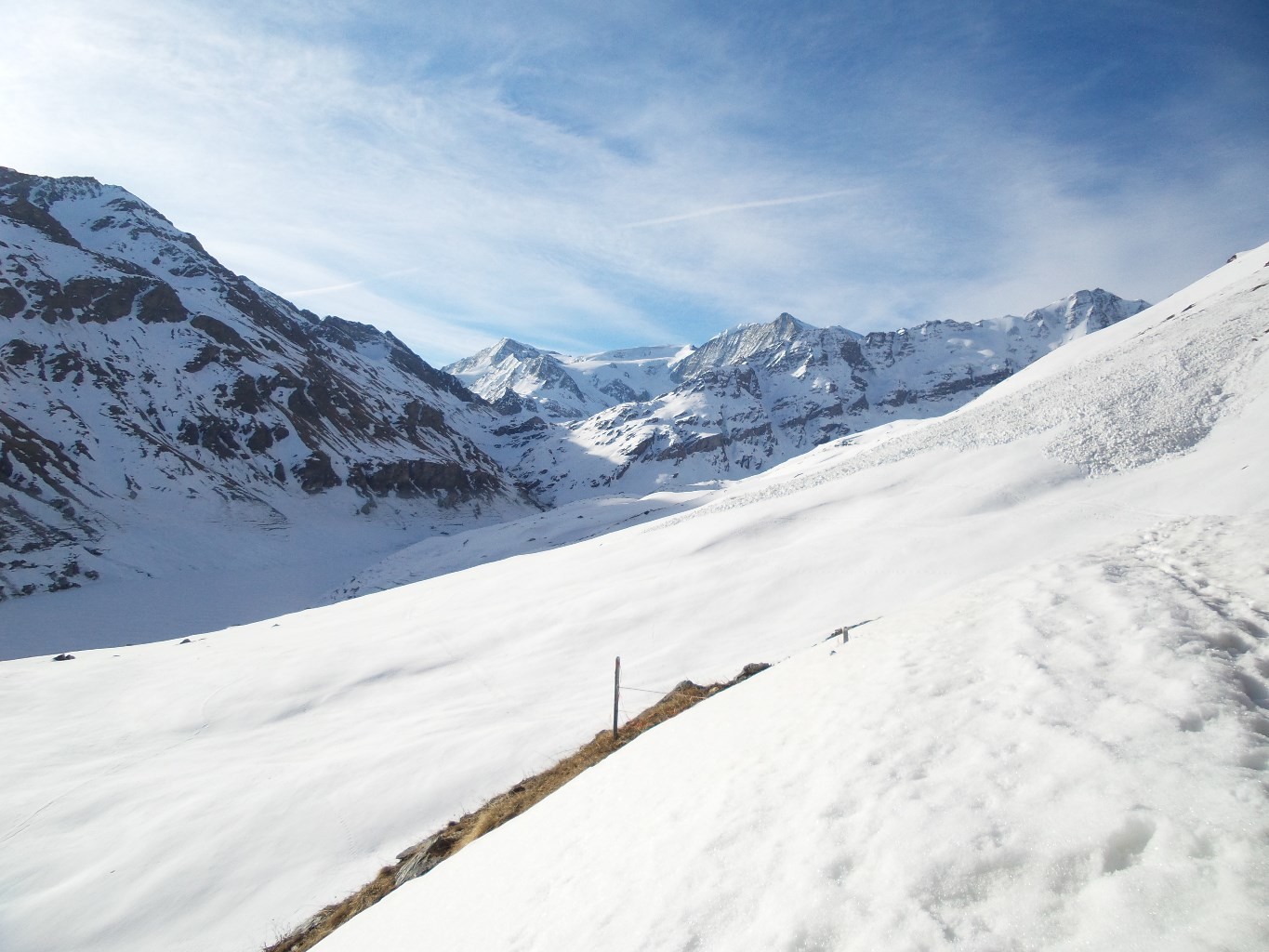 Le chemin qui longe le lac des Dix n'est pas toujours bien visible