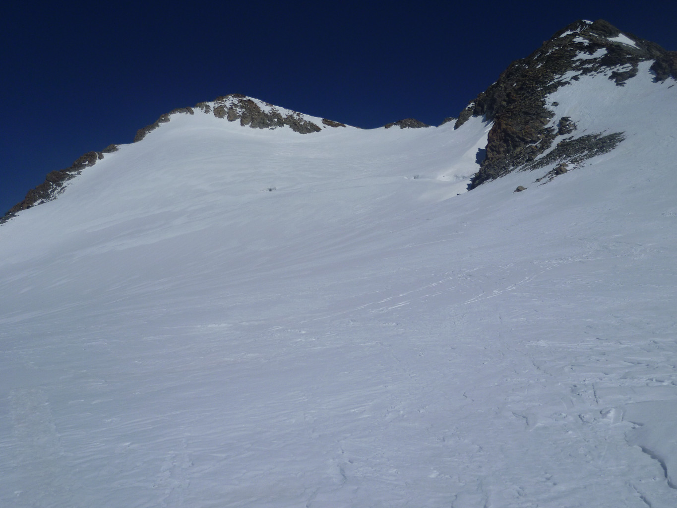 Pointe 3666 et col à droite