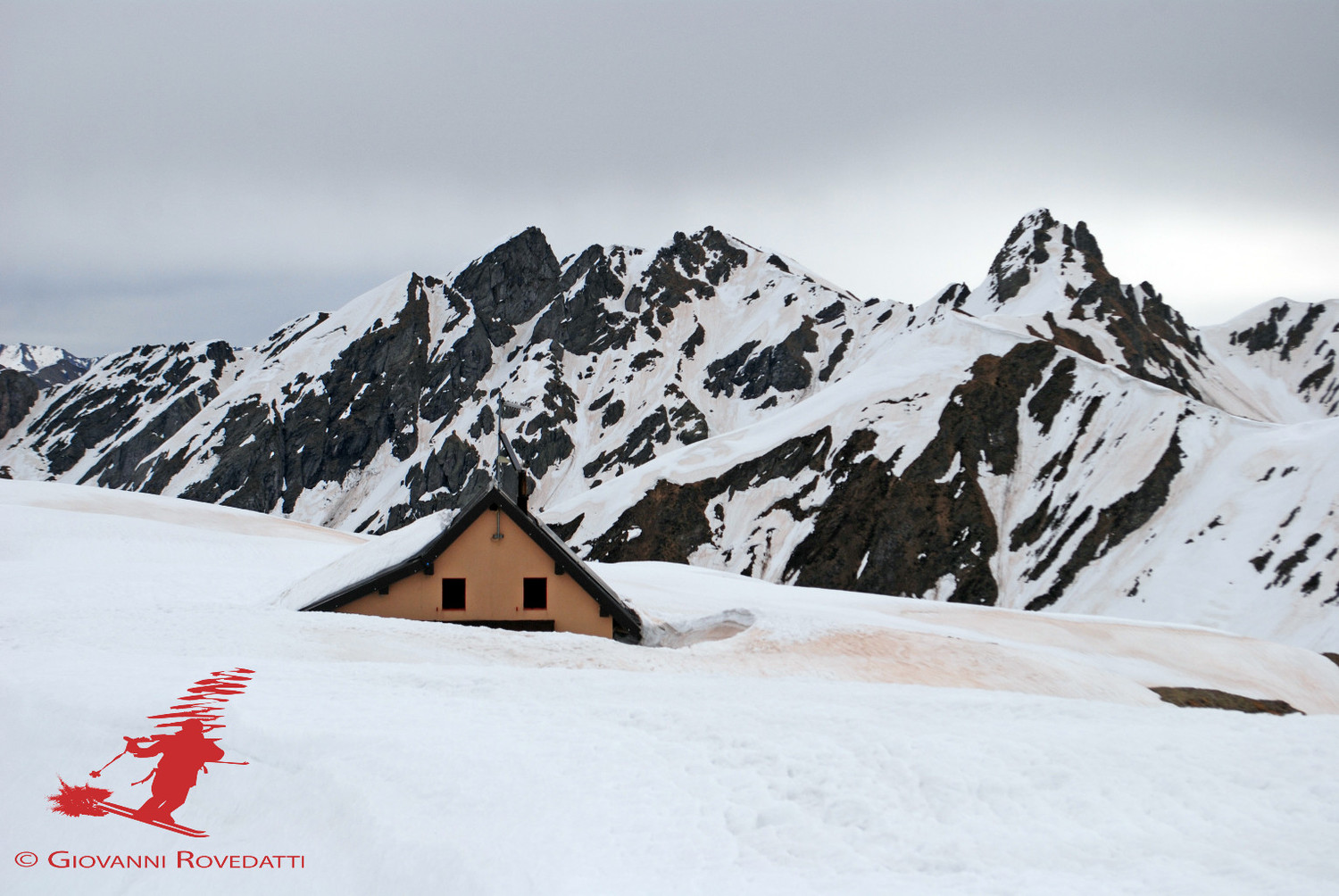 Il Rifugio Benigni 2222m con le cime dei Ponteranica e Valletto