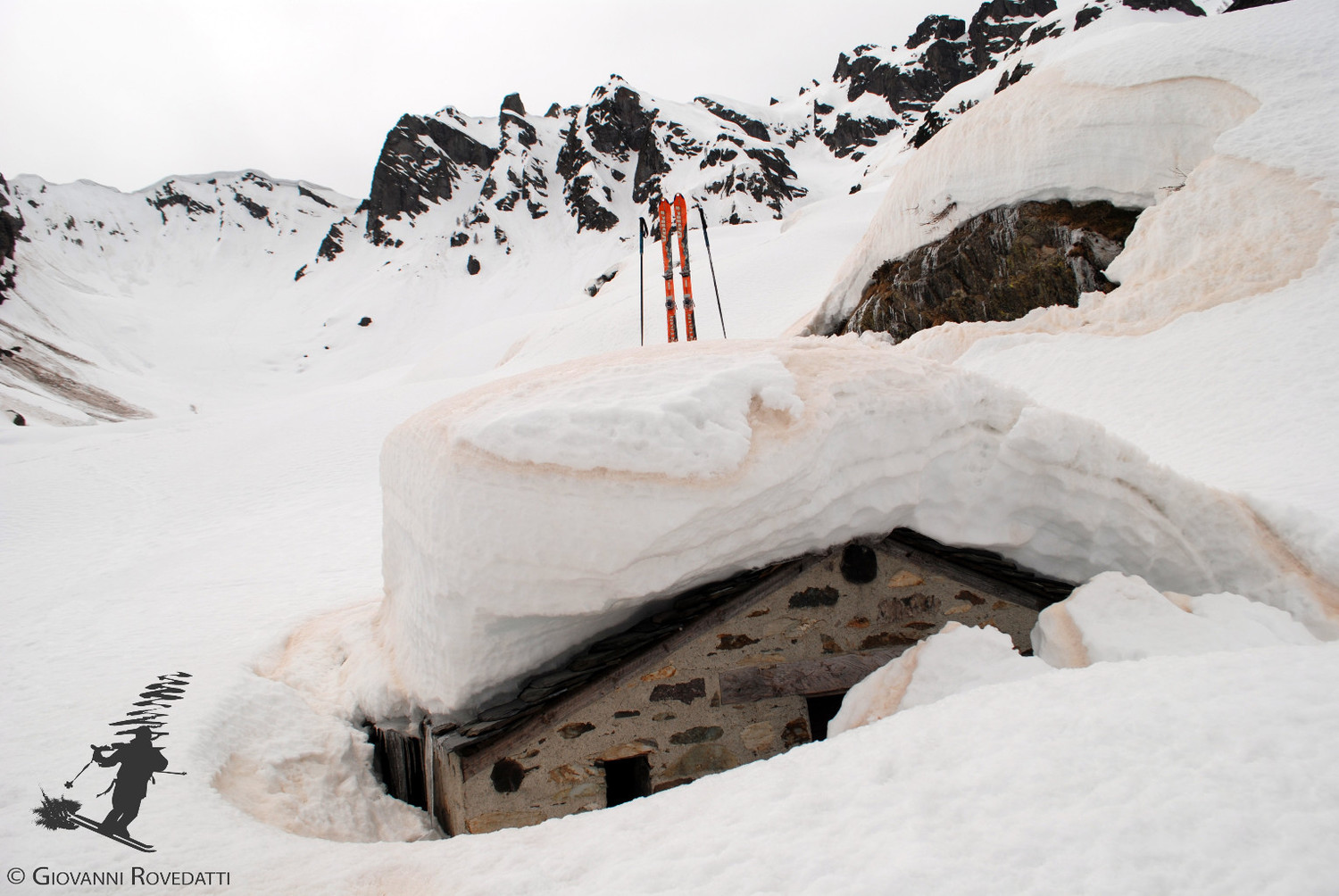 La baita di 1775m in Val Tronellina semi coperta da circa 300/350cm di neve