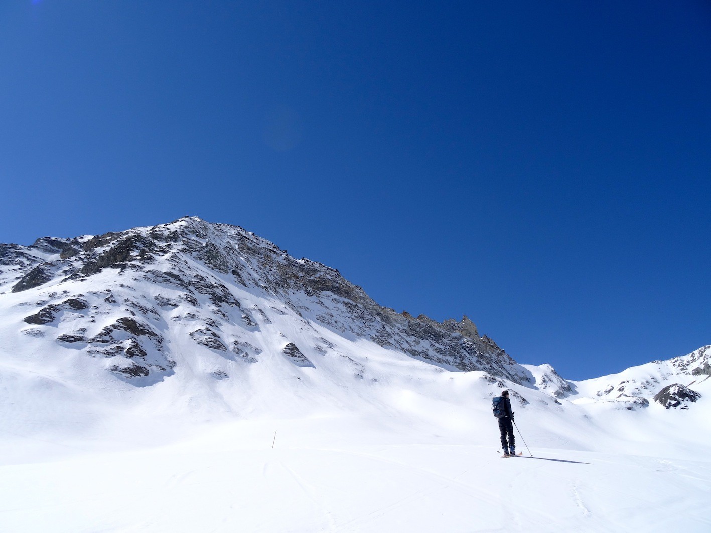 Au fond à droite, le col