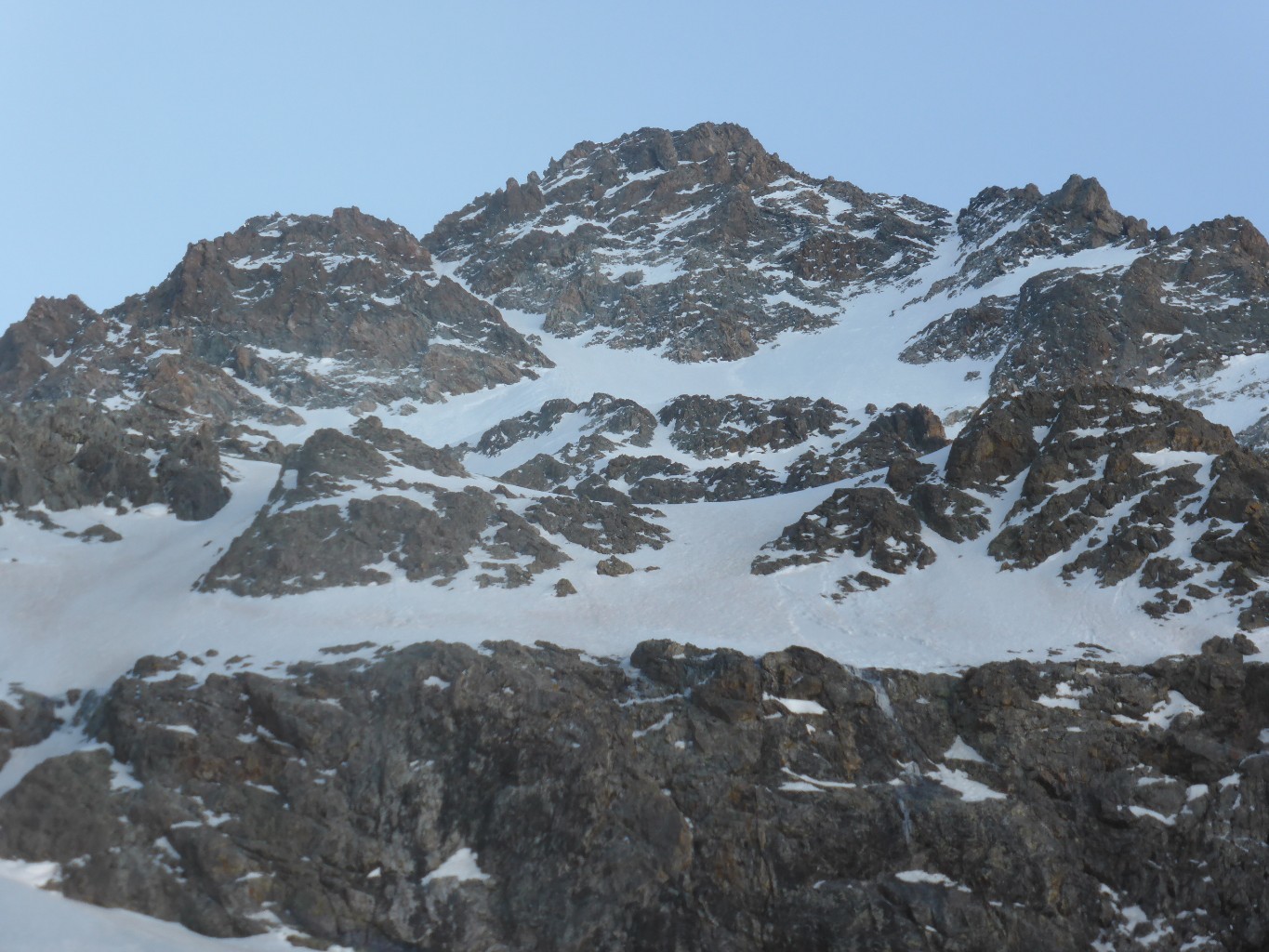 Il est là, à droite de la montagne