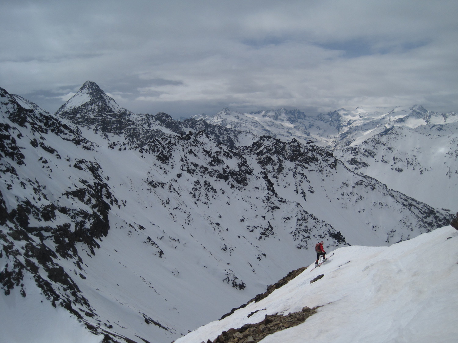 Quasi in cima con la Punta Garin e il Gran Paradiso nelle nuvole