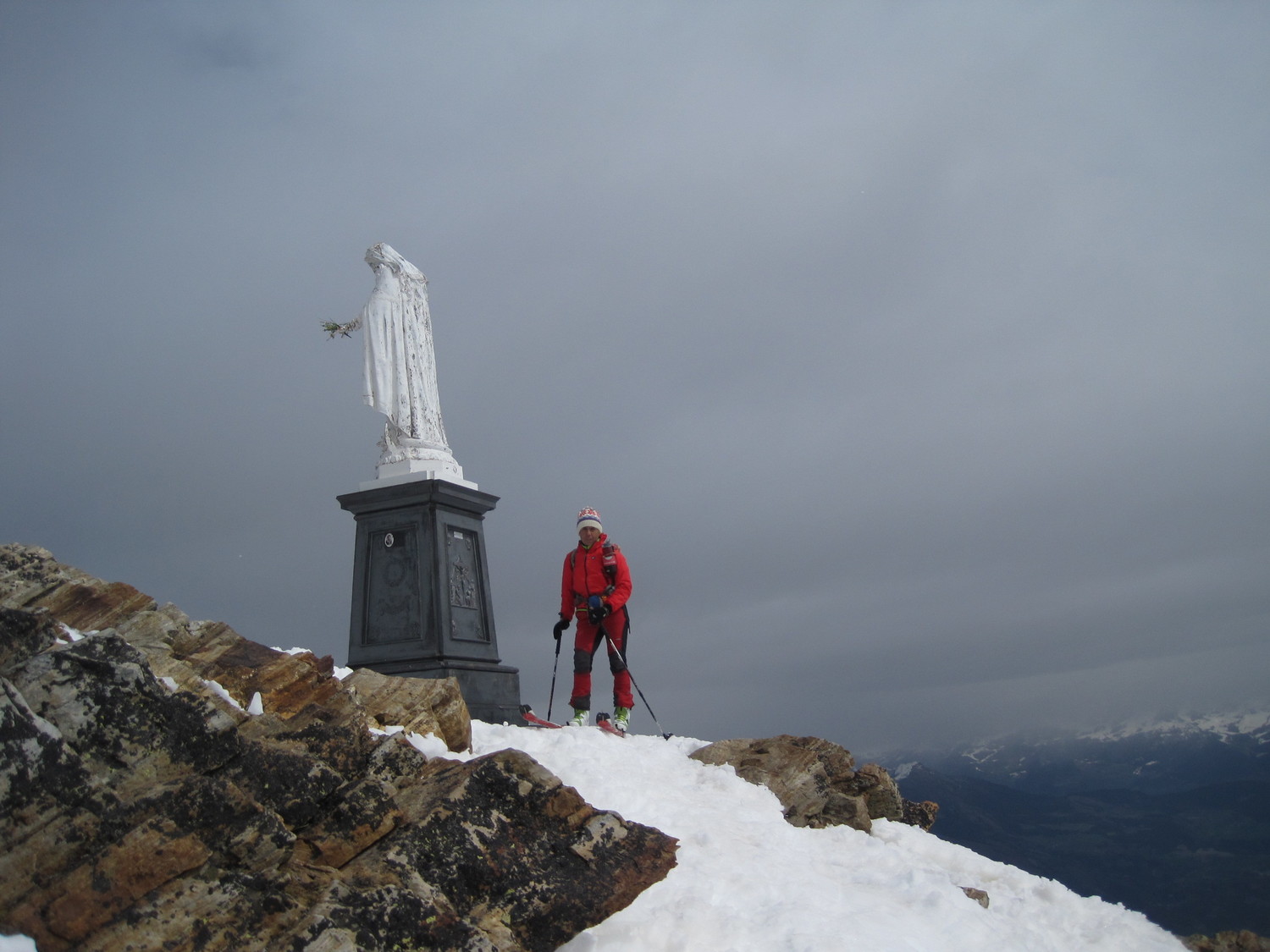 Poca neve ma in cima con gli sci