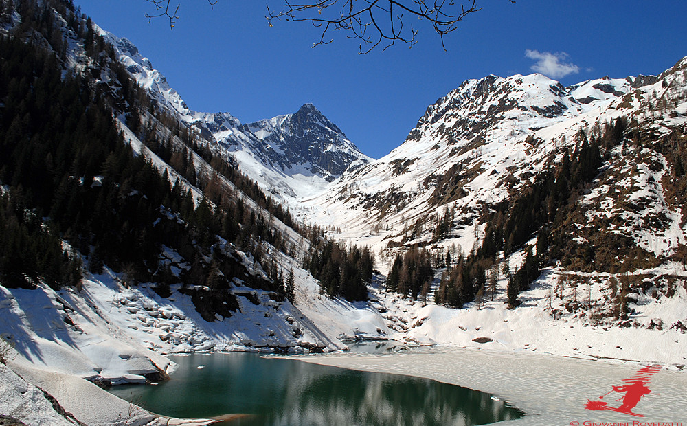 Lago di Scais 1494m con il Pizzo del Salto 2695m in Val Vedello