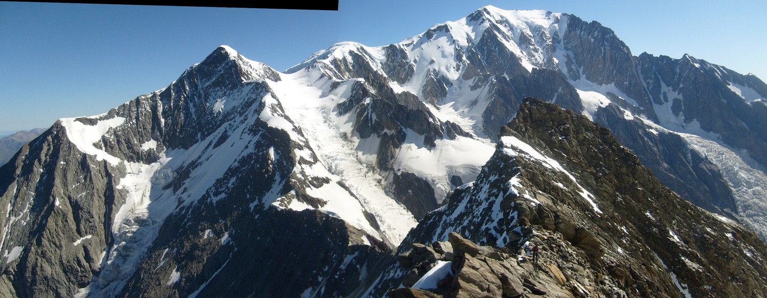 Dernier dôme de Miage face au Mt Bllanc et toute l'épaule montant à l'aig de Bionassay, on voit même le ref. Durier