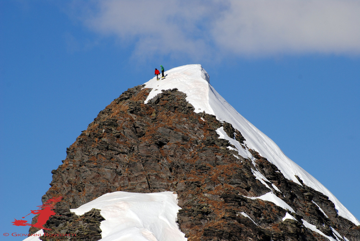 Beno e Roberto sulla Cima Soliva 2710m, ripresi dal Il Medasc 2647m con il teleobiettivo a 450mm