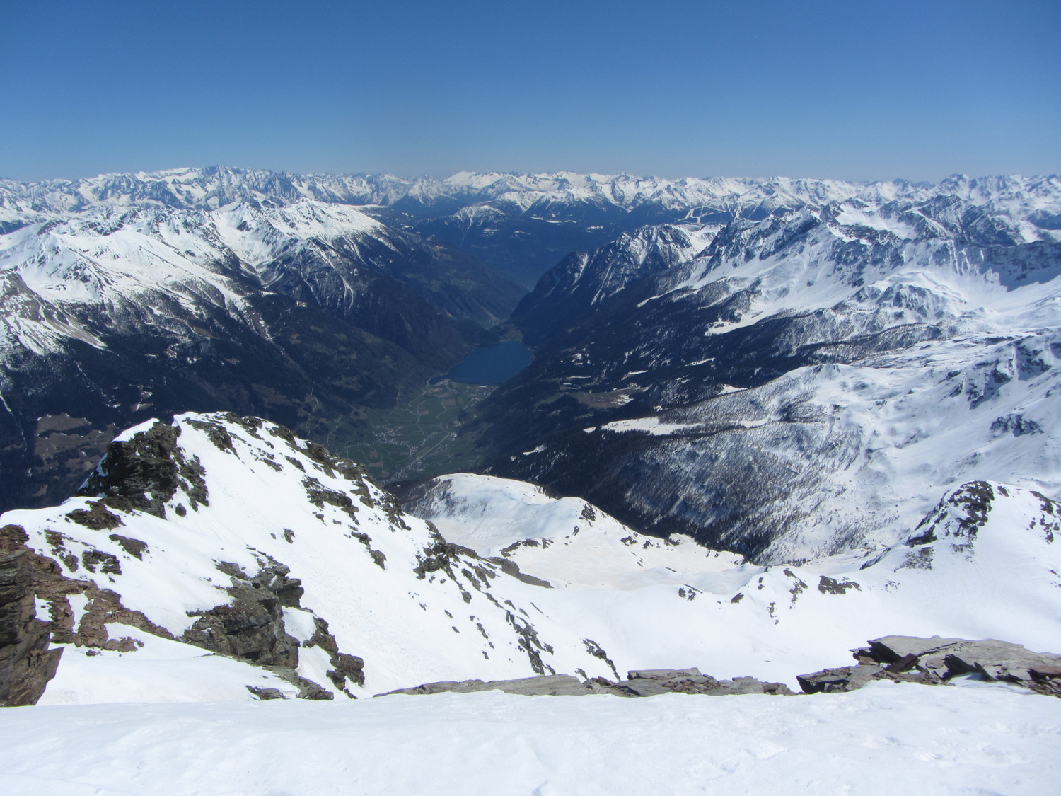 Dalla vetta del Piz Varuna la Val Poschiavo con la catena delle Orobie.