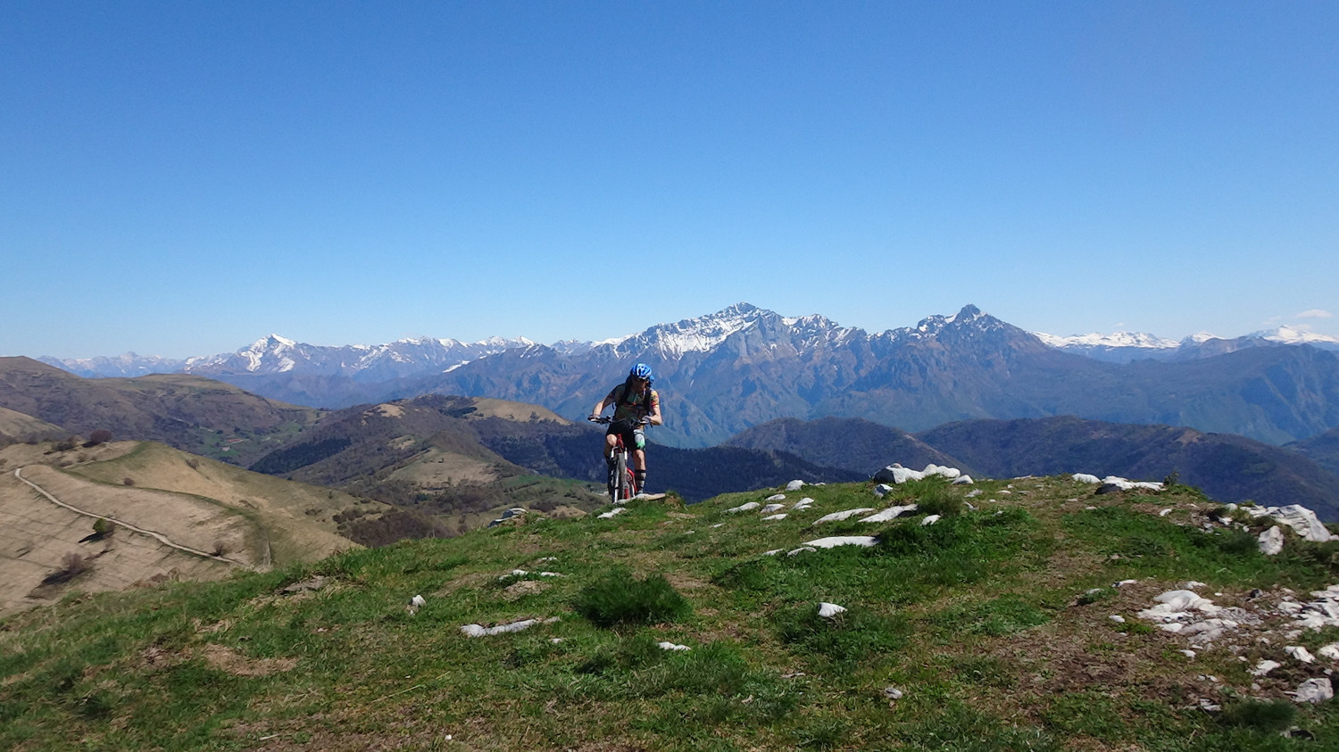 La mtb è solo uno dei tanti mezzi per osservare le meraviglie: Legnone e Grigne