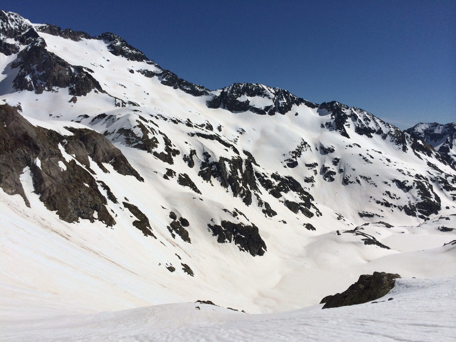 vue de la magnifique face O (on devine l'option de passage par le col Wallon)