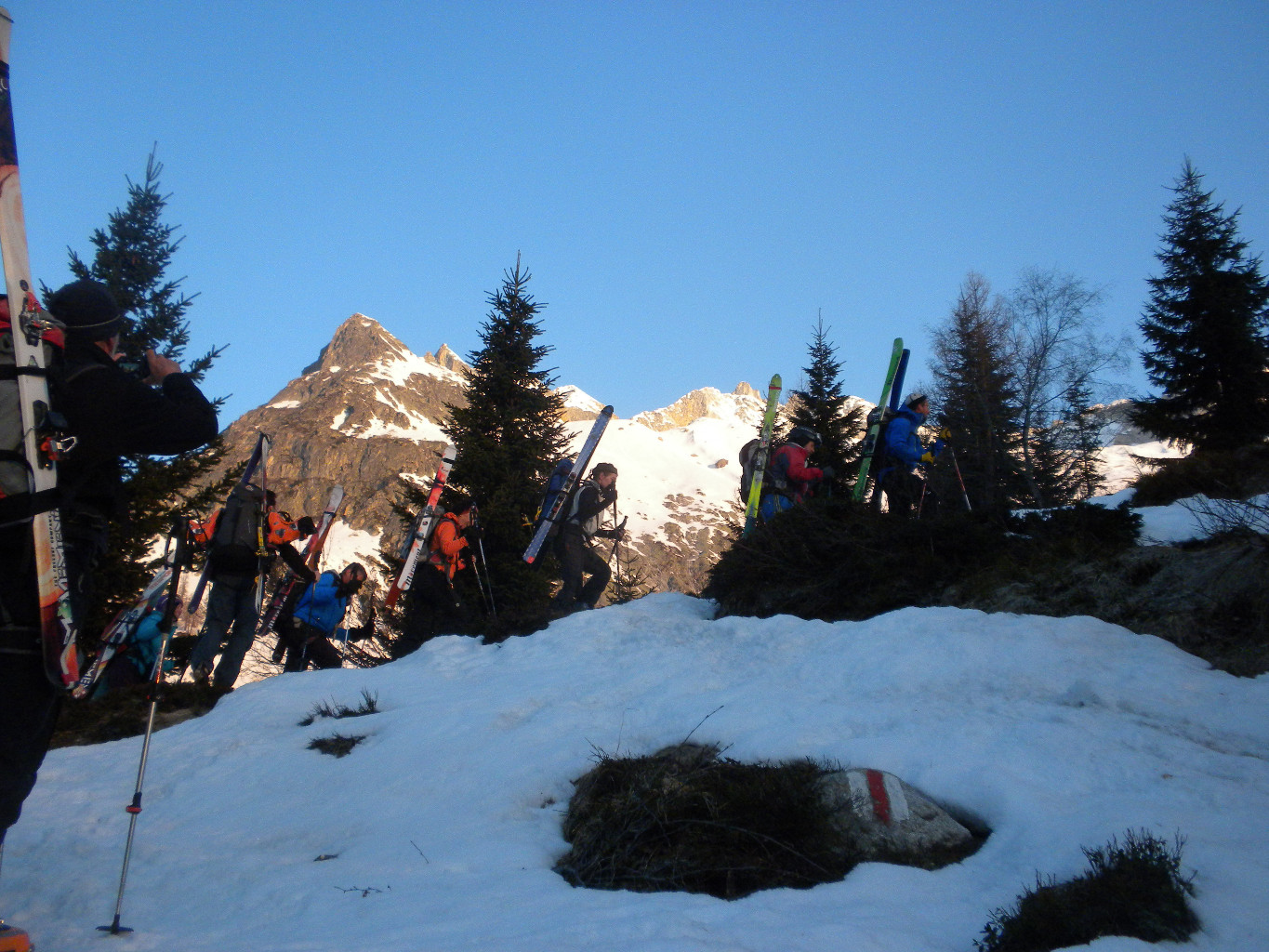 Portage dans la forêt pour monter au Pesciora