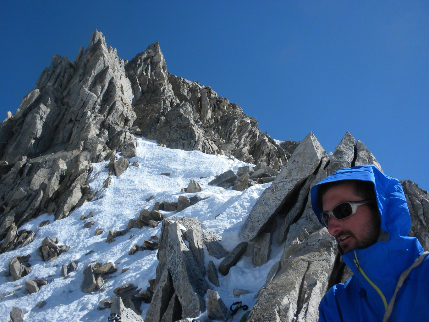 Au Col, Guy Robert surveille la descente et assure ceux qui montent!