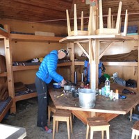 Table centrale dans le bivouac avec les couchettes autour. Super cosy.