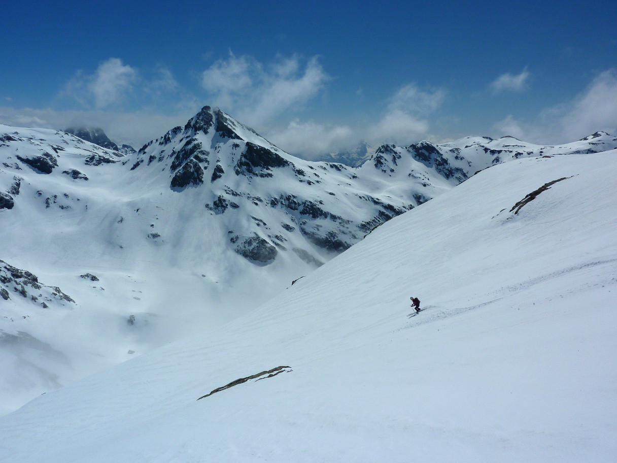 Encore bien dégagé sur le haut du vallon pour la descente en SE