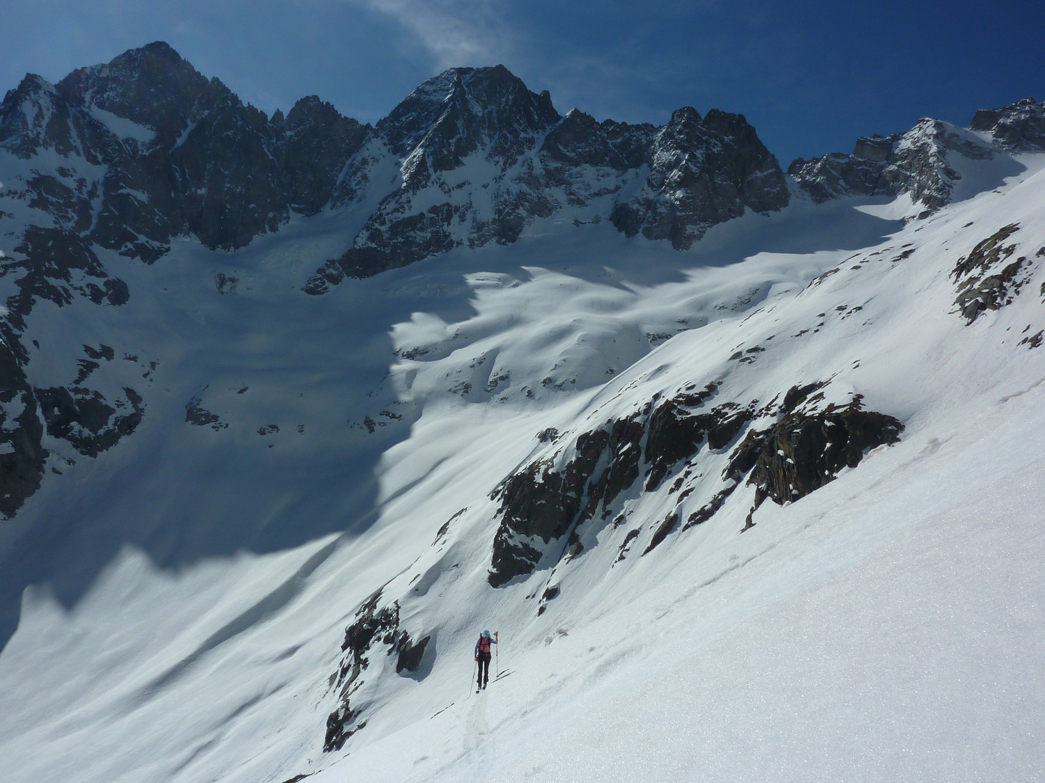 Montée dans le 2ème verrou de la Mariande, sur fond d'Arias