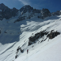 Montée dans le 2ème verrou de la Mariande, sur fond d'Arias