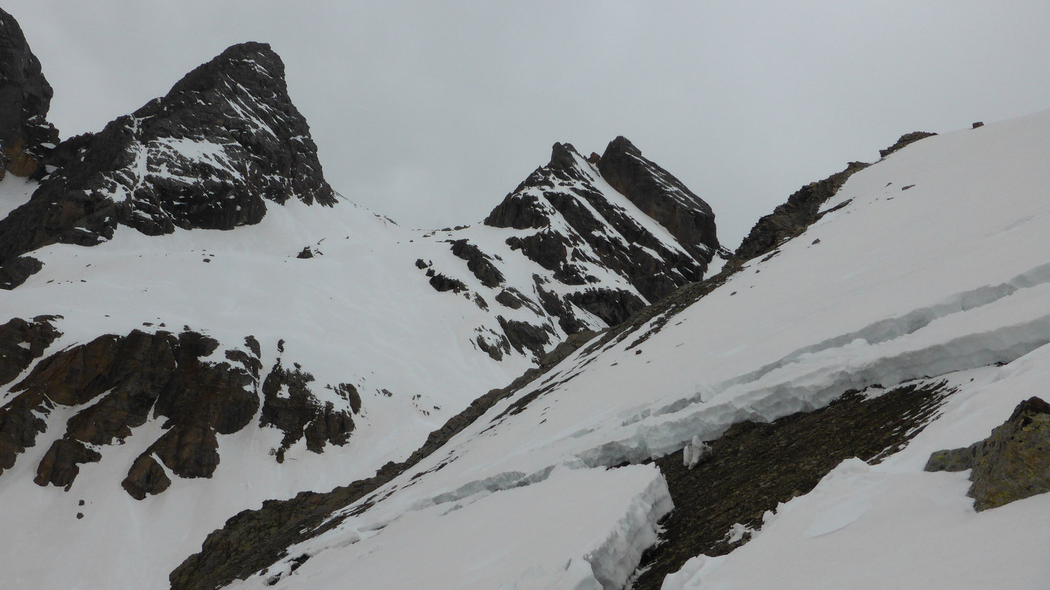 Fissure de reptation et col des Aiguilles d'Arves au fond