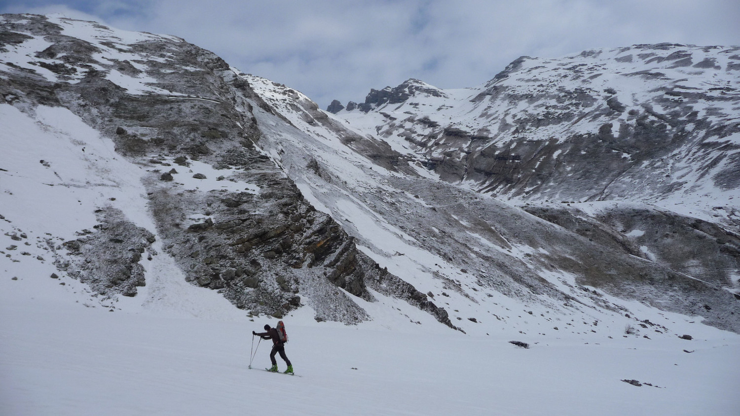 Dans la vallon, face à la Pointe de Pierre Fendue