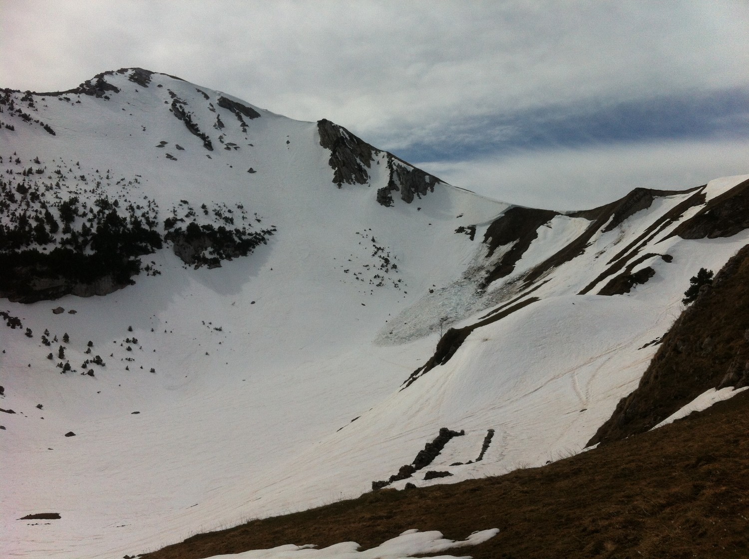 Vue depuis le col du Colombier (creux du lac et Mont Colombier au-dessus)
