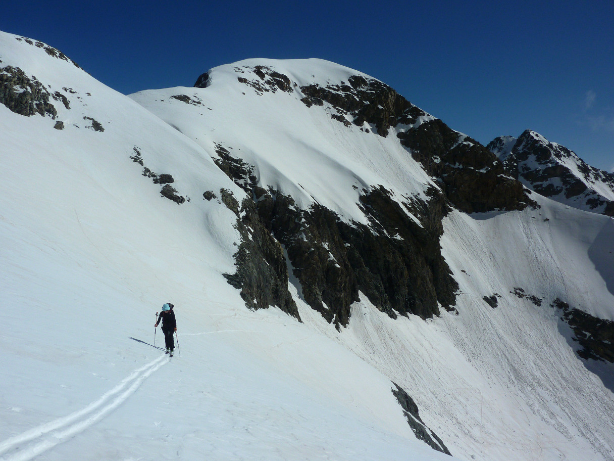 Traversée en rive droite de la combe pour accéder au glacier