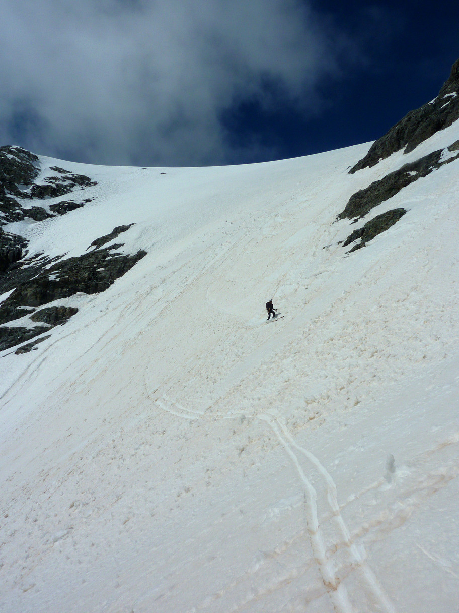 Descente dans la combe S par la rive droite