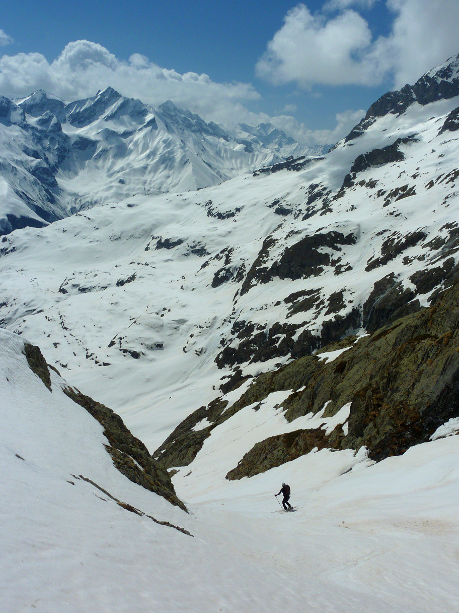 Descente dans le petit couloir sous le point 2457m.