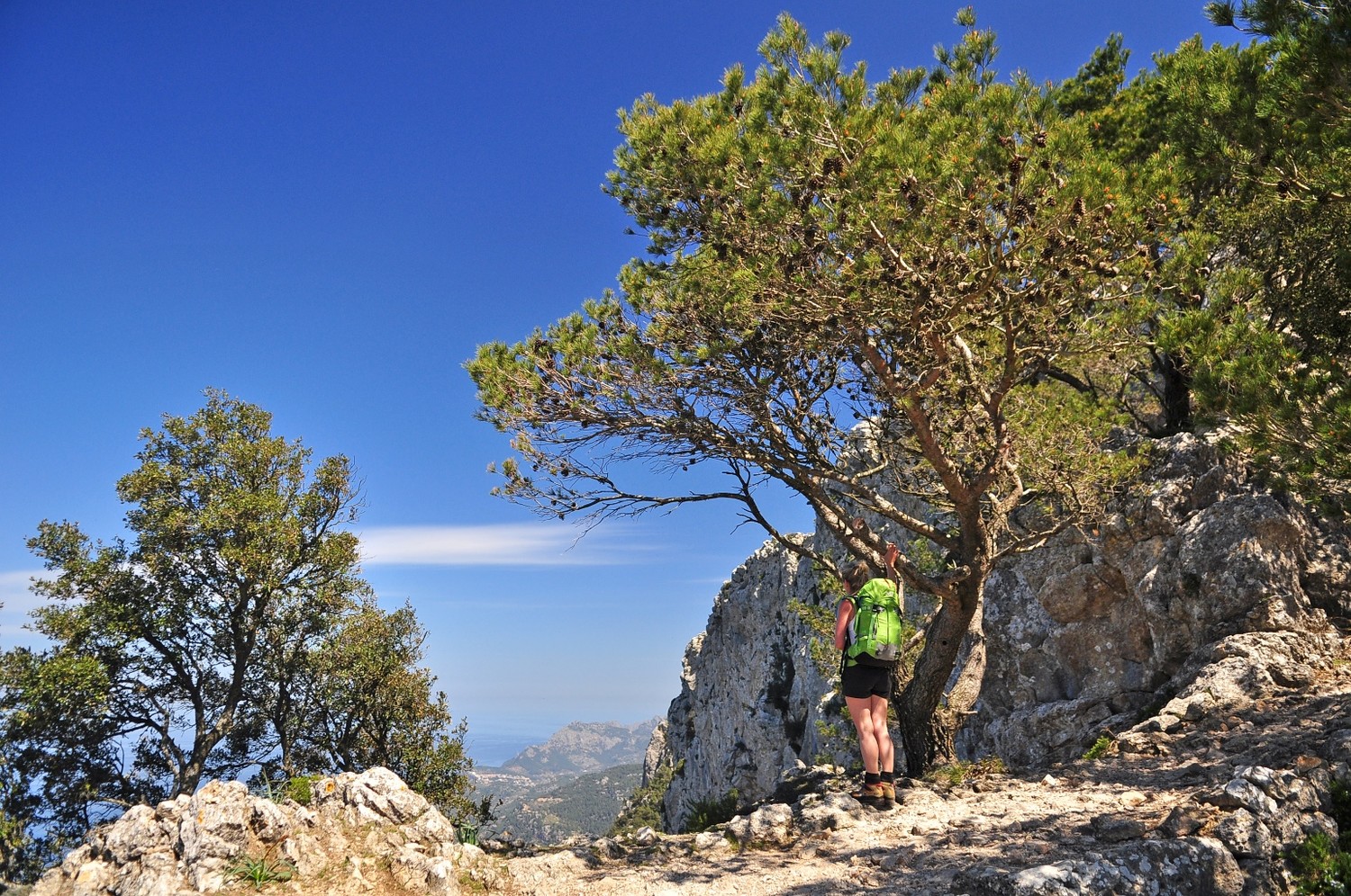des hautes falaises on aperçoit deia