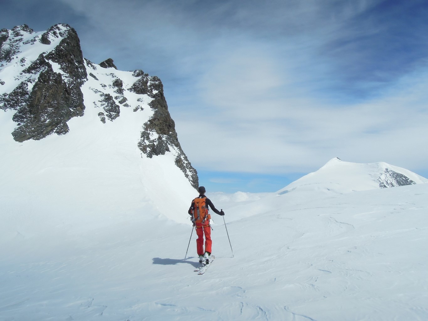A nouveau skis au pieds en direction du sommet