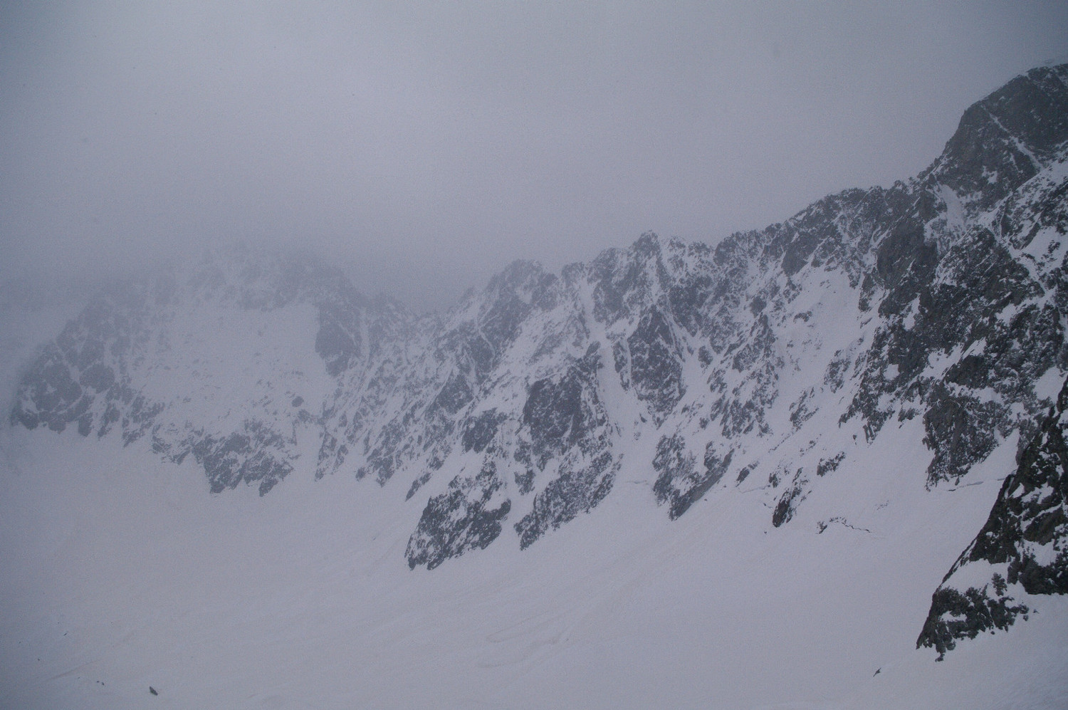 Nuances de gris vers la Pyramide