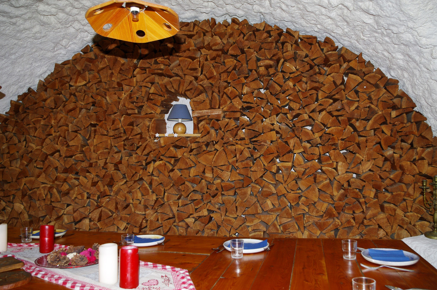 Salle à manger au gîte de l'Ecole à Dormillouse