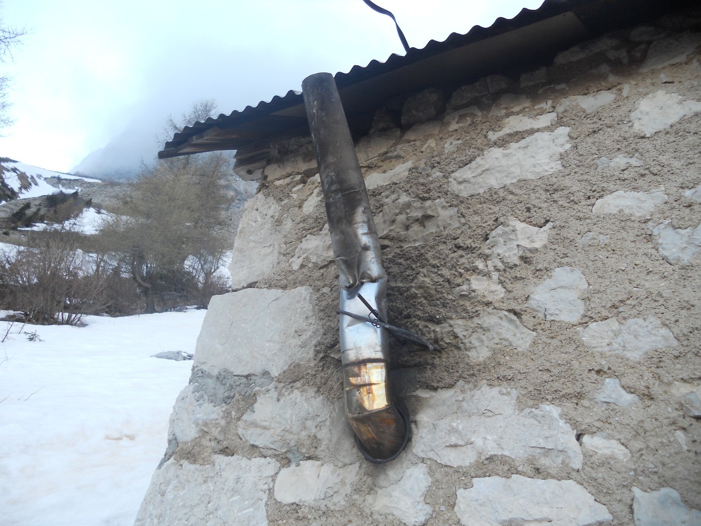 la cheminée endommagée
