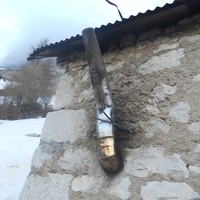 la cheminée endommagée